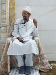 Mukaasir saheb doing taqreer after Maghrib Namaaz: Masjid e Nooraani